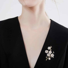 Elegantes broches con diseño de flor de cerezo de cinco pétalos, accesorios de moda con estilo retro artístico y adornos de perlas y cristal.