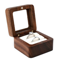 Quadratische Ringbox aus Holz mit transparentem Glasdeckel für besondere Anlässe; Magnetverschluss für Sicherheit und Stil.