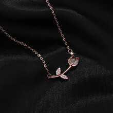 Elegante bloemenketting voor vrouwen, perfect cadeau: gelaagde ketting met hanger van kunstmatige opaal, hypoallergene sieraden van witte chalcedoon