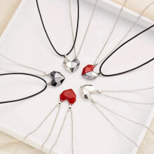 Ketting met gestikt liefdeshart, symbool van liefde, poëtische magnetische hanger met koperen hart en gevlochten touw, concept van twee zielen in
