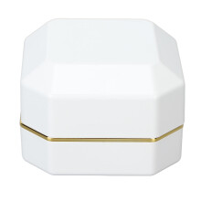 Elegante Ringbox mit drei Fächern zur Aufbewahrung Ihrer Liebe – perfekt für den Heiratsantrag.