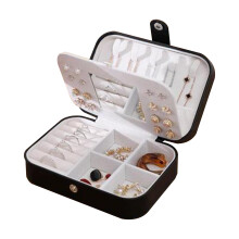 Een elegant cadeau, een multifunctionele organizer: een compact sieradendoosje van hoogwaardige materialen.