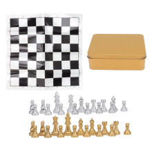 Jeu d'échecs stimulant la réflexion avec accessoires pratiques. Design compact, résistant et durable, idéal pour toute la famille. Fabriqué en