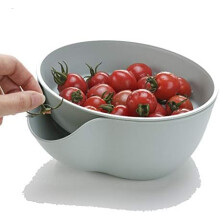 Elegante cesta para lavar verduras, equipada con un asa ergonómica para un uso cómodo, su construcción hueca garantiza un buen flujo de aire,