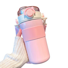 Auslaufsichere, isolierte Wasserflasche hält Getränke heiß oder kalt. Hergestellt aus lebensmittelechtem Edelstahl. Vakuumisoliert. Kompaktes,