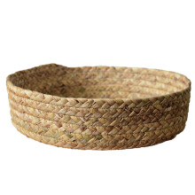Geflochtene Stroh-Brotkörbe, Obst- und Lebensmittelorganizer im Boho-Stil zur Aufbewahrung auf der Küchentheke, verschönern die Wohneinrichtung