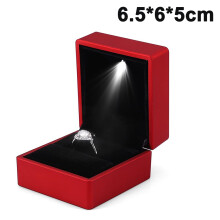 Mini-Schmuckgeschenkbox aus glänzendem Samt und Metall, perfekt für Verlobungs- und Eheringe.