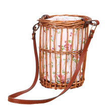 Coșuleț pentru fetițe cu flori, țesut manual, din răchită și ratan, cu margini din dantelă, model mini-floral, design elegant cu mâner,