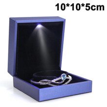 Machen Sie einen stilvollen Heiratsantrag mit dieser Schmuckgeschenkbox, kleinem Schmuckdisplay, roter Anhängerbox mit automatischer blauer