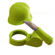 Un soldat salue les casques de bouteilles de-Ton de peau vert