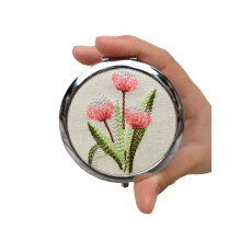 Leimandy Doppelseitiger Faltbarer Schminkspiegel 7cm Kompakt mit besticktem Design - Pink Tulpe