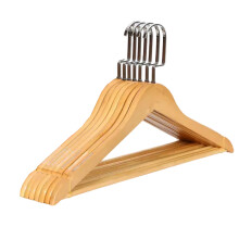 Cintre en bois massif avec cintres incurvés, large support d'épaules et épaules profilées pour costumes, manteaux et robes.