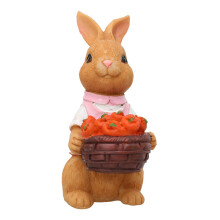 Ostern stehende Hasenfiguren mit Karotte-Weibliches Kaninchen
