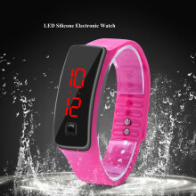 Elektronische Digitaluhr mit Kalenderanzeige, Echtzeitanzeige und Energiesparmodus, wasserabweisendes und wiederaufladbares Design, Silikon