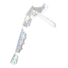 Kostümteil mit einseitiger Schulterpartie, verstellbarer Gürtel mit aufwendiger Verarbeitung und Nietenverzierungen, Armband aus Kunstleder.
