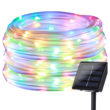 Laissez libre cours à votre imagination ! 100 LED multicolores illuminent votre maison ou votre jardin. Étanche et solaire, cette lampe