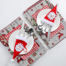 Kerstbedeltjes, schattige mini-kerstmutsjes voor bestek, gemaakt van zachte stof voor duurzaamheid en hergebruik, perfect voor de kersttafel.