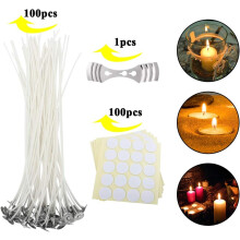 Mèche pour la fabrication de bougies, en coton sans zinc, pré-cirée et munie d'un adhésif à la base. Mèche en fibres naturelles avec flamme.