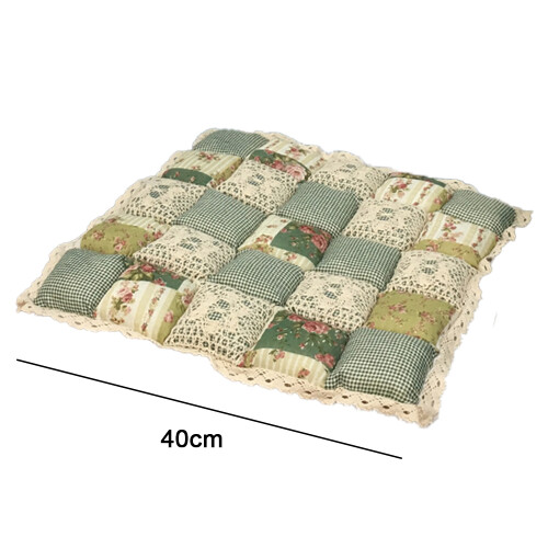Elegante cuscino per sedia patchwork, con bordo in pizzo per un tocco rustico, resistente e confortevole. 1