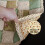 Elegante cuscino per sedia patchwork, con bordo in pizzo per un tocco rustico, resistente e confortevole. 3