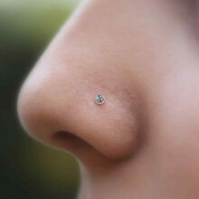 30 Stück 20G Nasenstecker, transparent, zum Verstecken von Piercings in der Schule, flache, gerade Stäbe mit Knochenschraube,