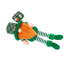 Irische Zwerge zum Patrick's Day Festival, kleine-Fassbier heben