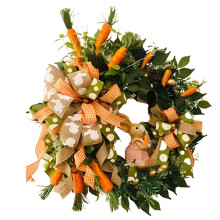 Romantische tulpenkrans in druppelvorm, versierd met stoffen wortels en een schattig konijntje, voor de paasviering.
