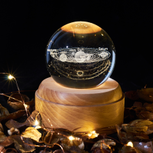 Kristallkugel-Spieluhr mit LED-Projektionslicht, 3D-rotierender Kristallkugel, USB-Ladefunktion, Holzsockel, romantische und verträumte