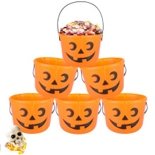Snoepmandje met diverse snoepjes voor een Halloweenfeest, griezelig leuk cadeaupakket met herbruikbare pompoen-emmer (6 stuks)