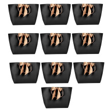 Sacs cadeaux en papier au design élégant avec poignées dorées, design raffiné et élégant pour l'emballage de vêtements, bijoux et maquillage