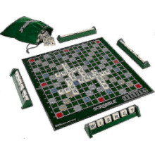Ein luxuriöses Scrabble-Erlebnis für 2 bis 4 Spieler mit einem Spielbrett, das die Spielsteine sicher fixiert.