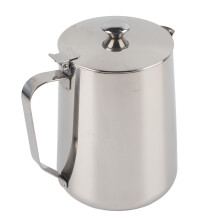 Jarra para espumar leite em aço inoxidável resistente ao calor, atóxica e com formato ergonômico, garante precisão nos despejos e domínio da