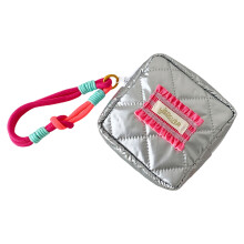 Pochette de produits sanitaires métallique argentée,-rose rouge