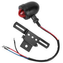 Luz de freio e lanterna traseira em LED com indicadores de direção integrados à placa de licença para motocicleta. Design moderno e elegante.