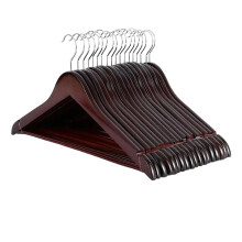 Cintres en bois avec encoches antidérapantes pour chemises et robes, finition lisse, épaules profilées, barres antidérapantes pour pantalons.