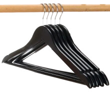 Cintres en bois pour costumes et manteaux, robustes, finition lisse, en bois naturel avec épaules profilées et antidérapants.