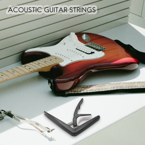 34 accessori per chitarra, tra cui plettri, capotasto e corde. 1