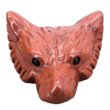 Handgesneden hanger met wolfskop en edelsteenkristallen.