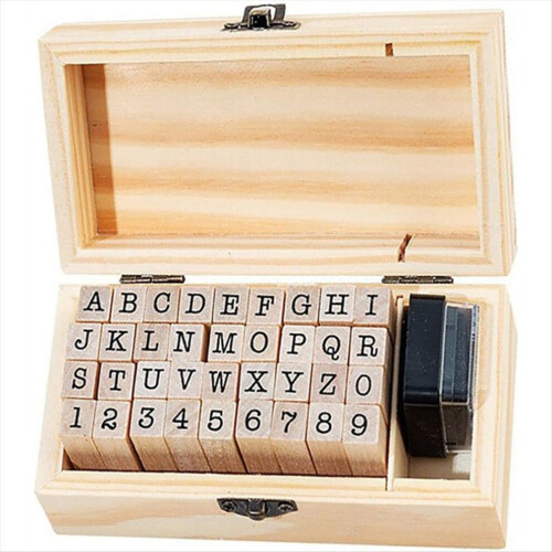 36 kleine Holzstempel mit Buchstaben des Alphabets 2