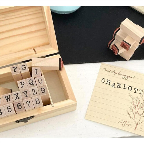 36 kleine Holzstempel mit Buchstaben des Alphabets 1