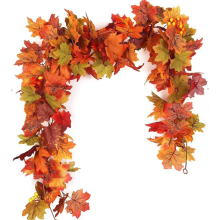 Kunstmatige esdoornbladerenslinger als herfstdecoratie