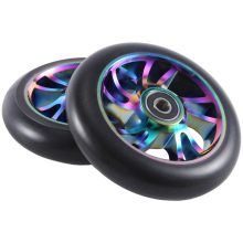 Lot de 2 roues colorées en aluminium de 110 mm pour trottinette freestyle.