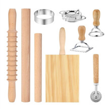 Set di 9 utensili per la preparazione della pasta, composto da mattarello in legno e rotella tagliapasta.