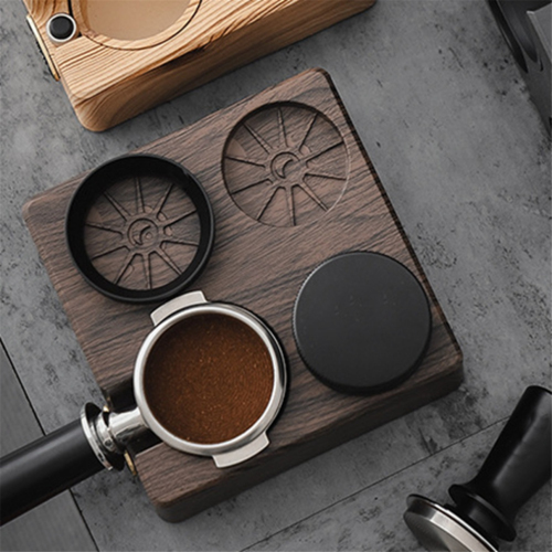 Supporto per pressa caffè con portafiltro in legno chiaro 1