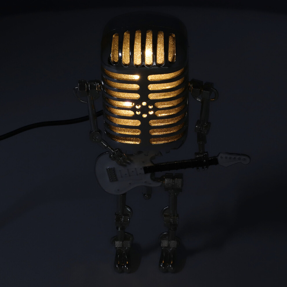 Metall-Mikrofon-Roboter mit Gitarre im