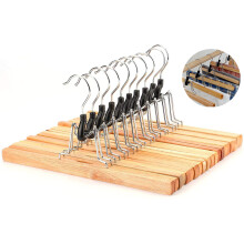 Cintres à jupes en bois naturel, robustes et durables, avec revêtement antidérapant pour un dressing bien organisé.