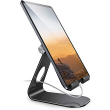 Compacte, opvouwbare iPad Pro-houder, ideaal voor op reis en op kantoor. Verstelbare hoogte en hoek, duurzaam en gemakkelijk op te bergen. Hoge