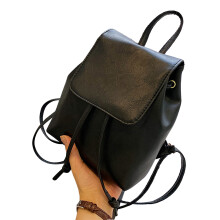 Mochila feminina de couro com fecho magnético e cordão de segurança dupla, feita de PU leve e resistente.