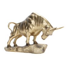 Lussuosa scultura di toro in ottone, un regalo perfetto e personalizzato, realizzata con cura artigianale per durare nel tempo. Realizzata in resina