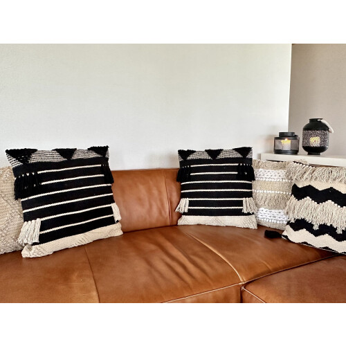 Beliani Throw Cushion CHITTOOR 50 x 50 cm Cotton Black Geometric Pattern 1